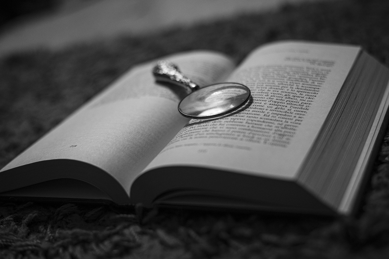livro e lupa
