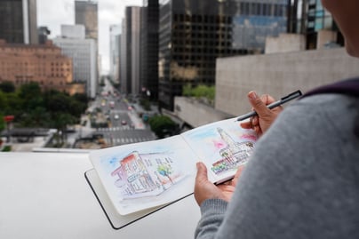 mulher desenhando a avenida 