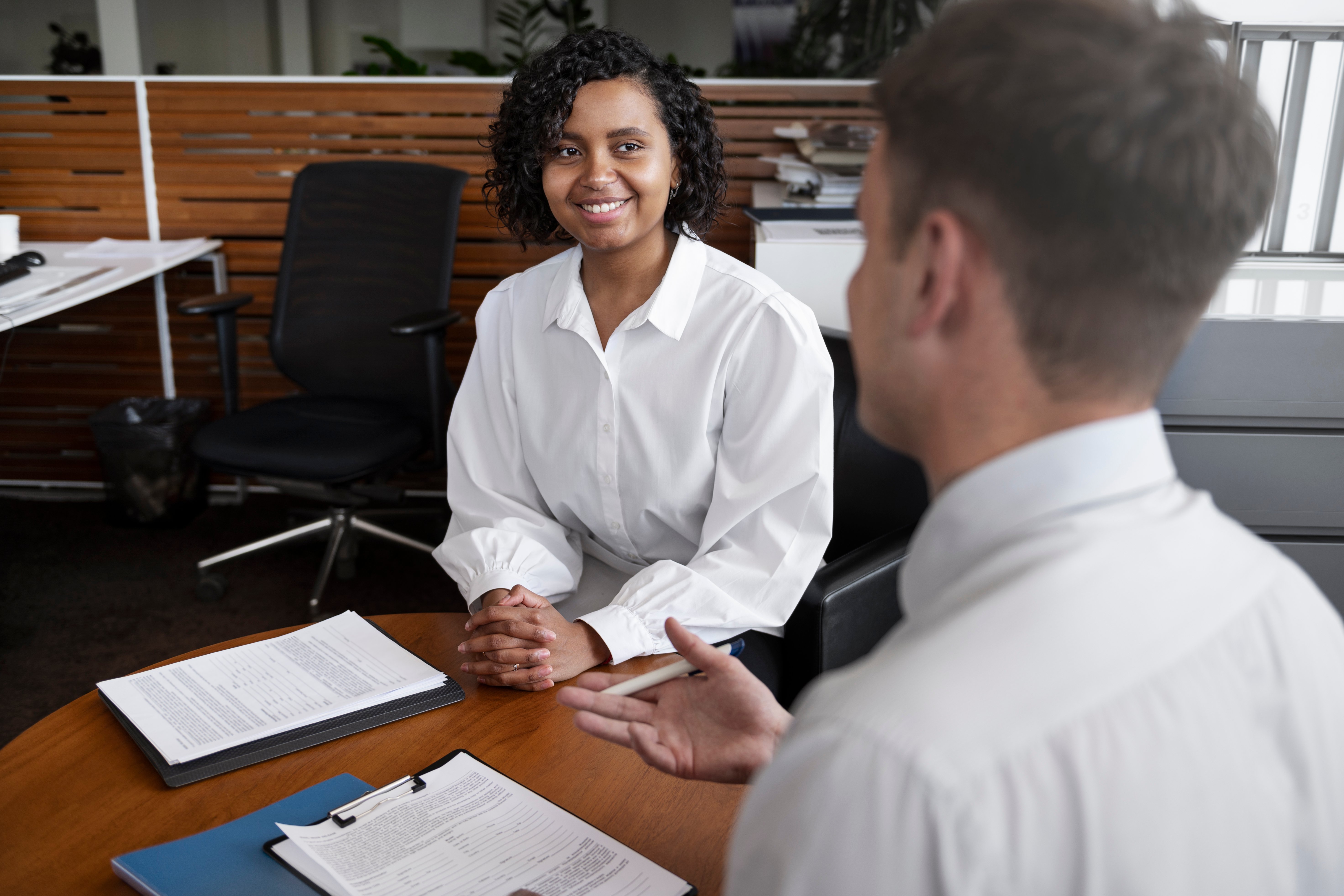 Mulher em entrevista de emprego