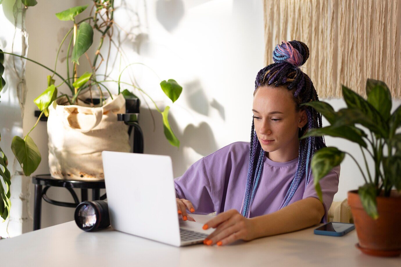 mulher-estudando-com-notebook-curso-a-distancia