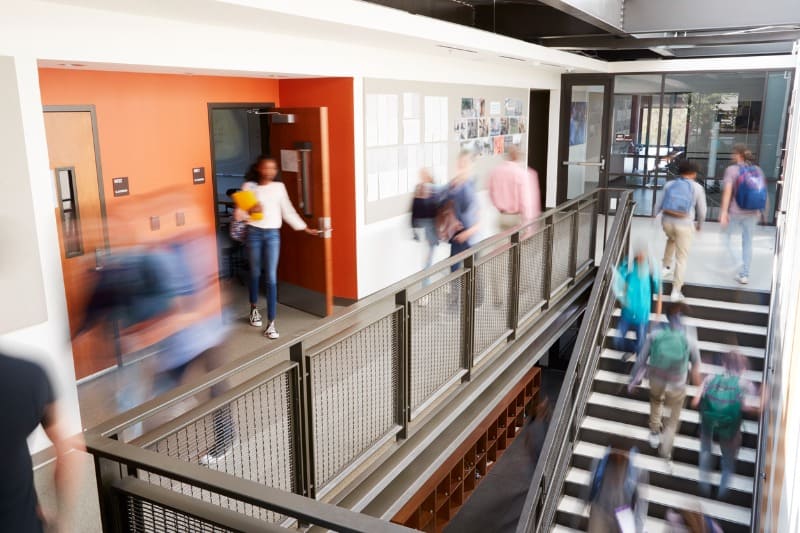 alunos caminhando pelo campus da faculdade