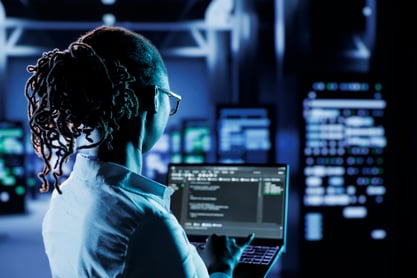 programadora executando código em um centro de dados