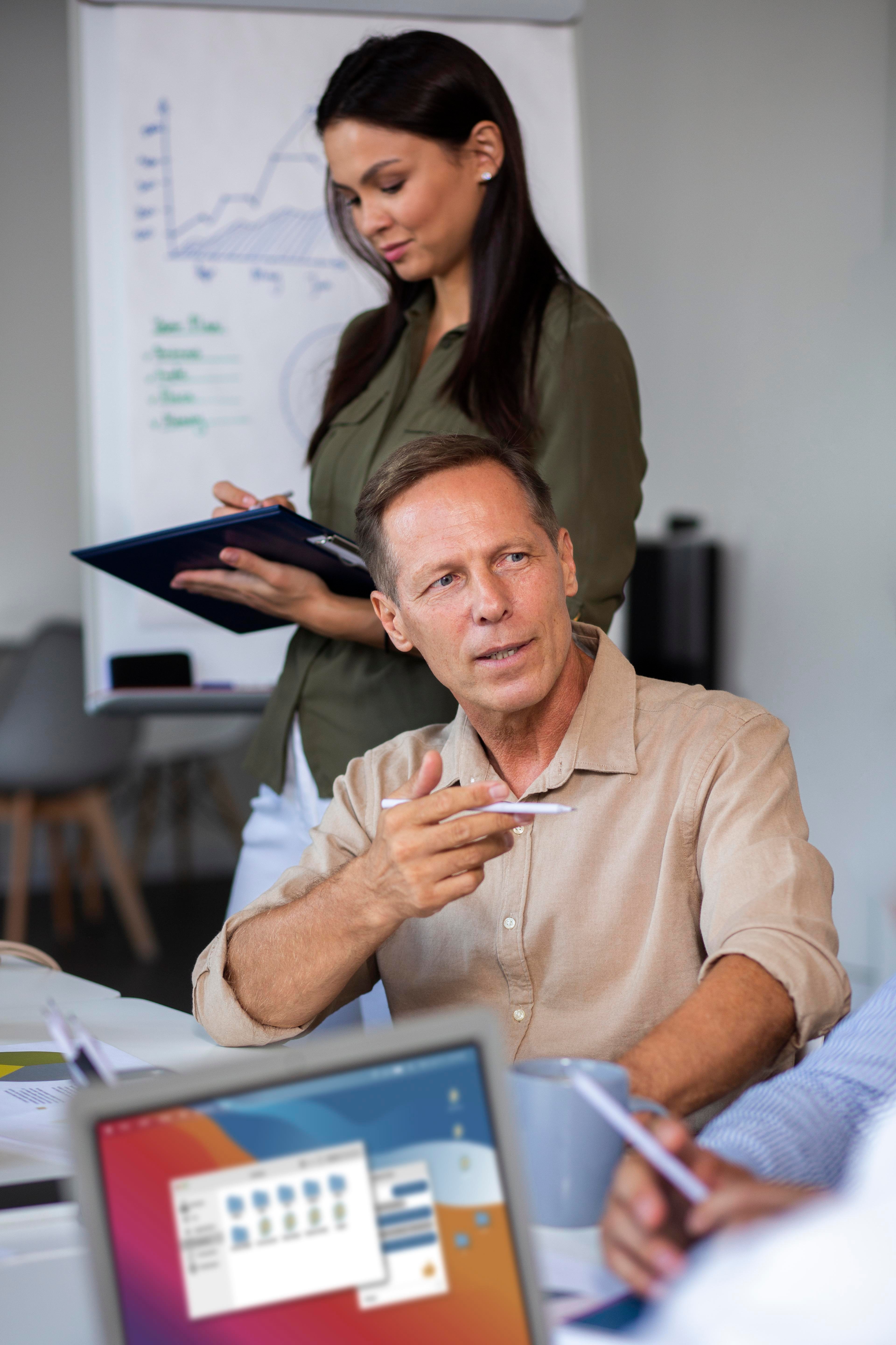 pessoas usando dispositivo digital durante uma reunião