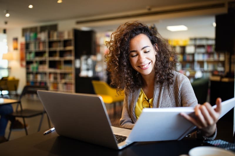 mulher realizando pesquisas de artigos científicos 