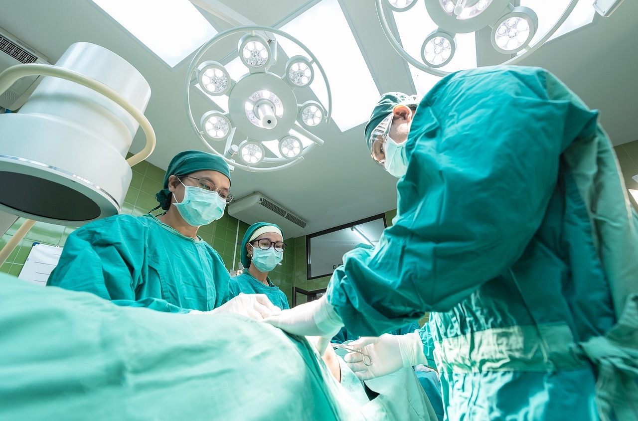 médico e enfermeiros fazendo cirurgia