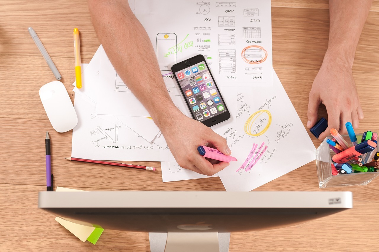 designer revisando projeto