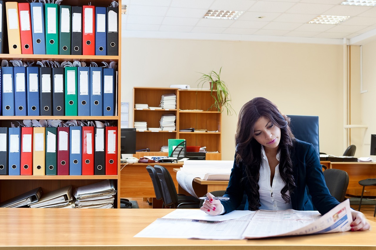 mulher trabalhando no escritório