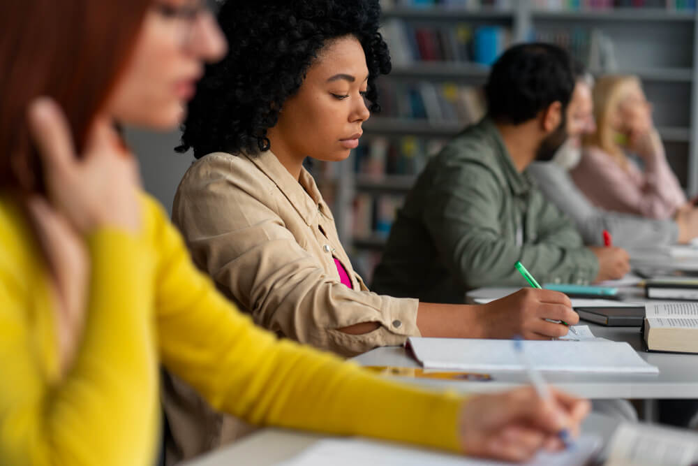 Mestrado profissional vs. acadêmico: qual escolher na educação?