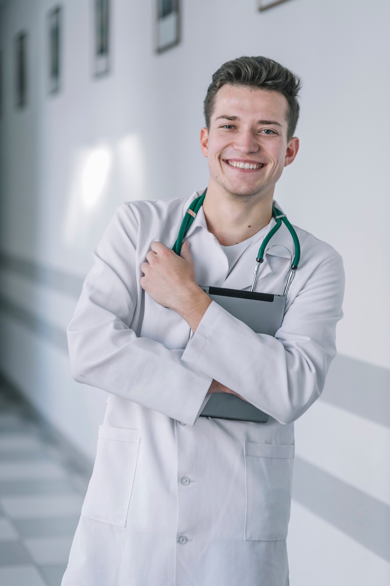 jovem-medico-alegre-com-tablet-digital