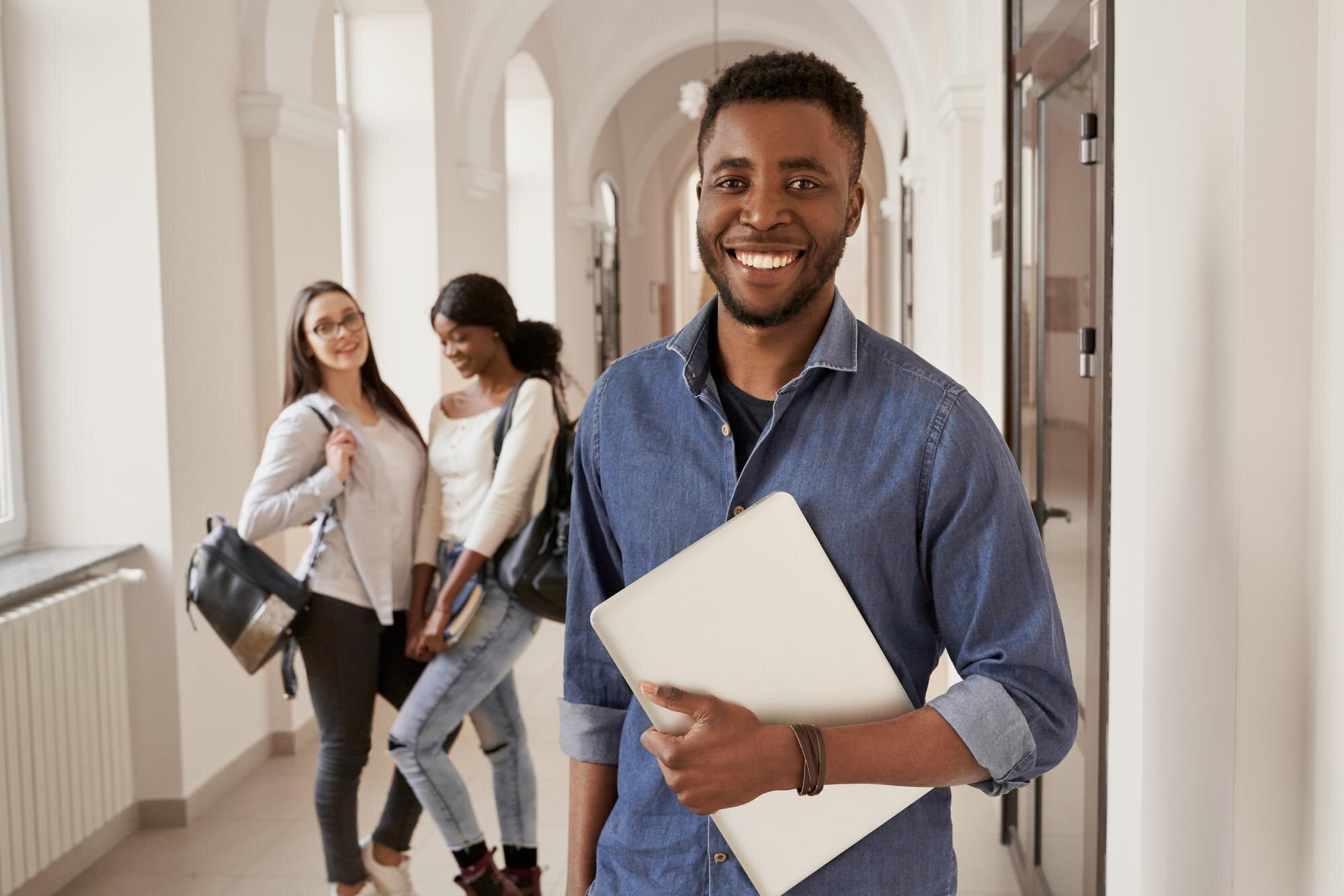 Fazer estágio no 1º ano da faculdade: dá para começar cedo?